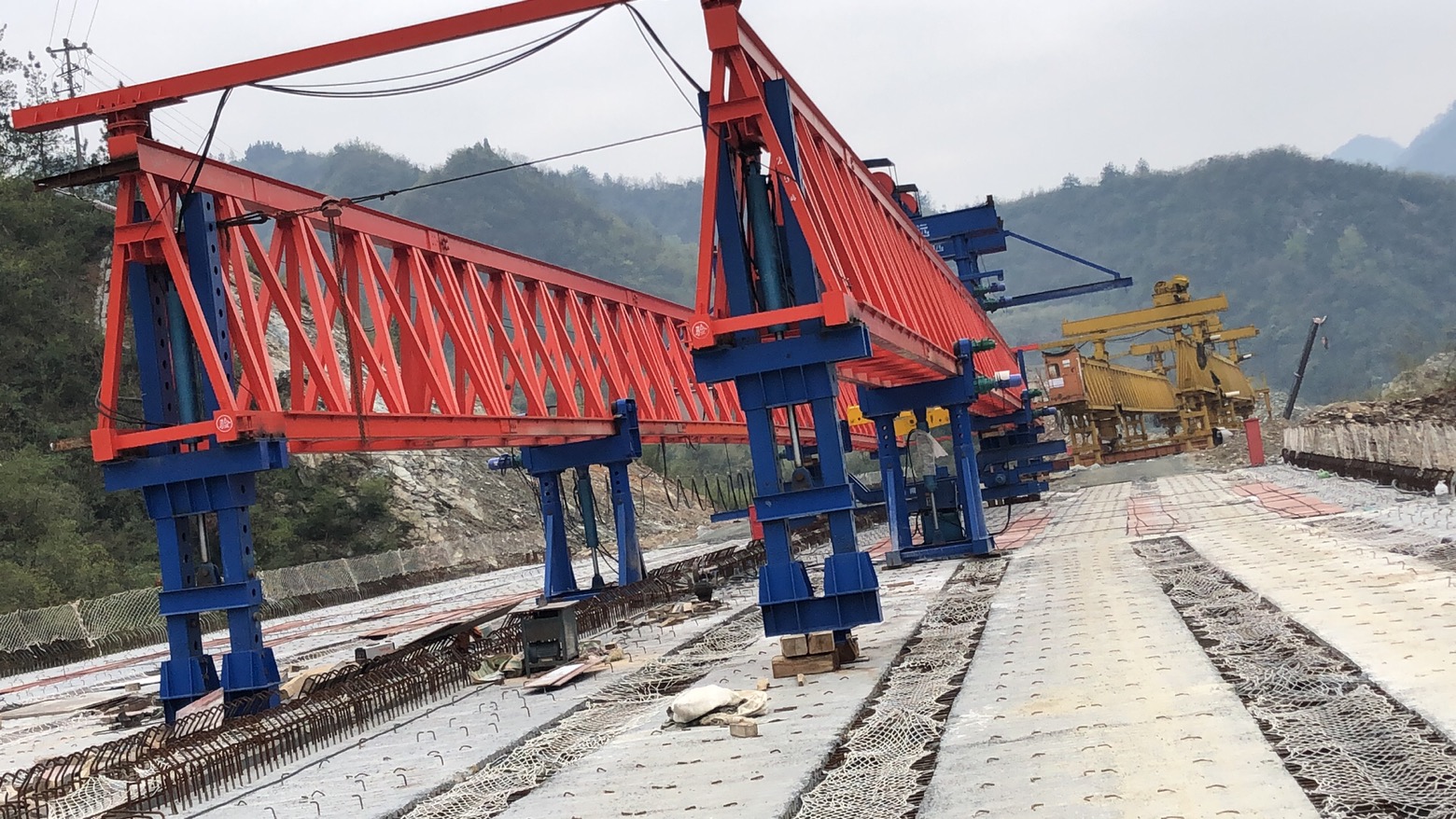 湖北十堰，十巫高速三標(biāo)，采購我廠的JQ40-180新式架橋機(jī)