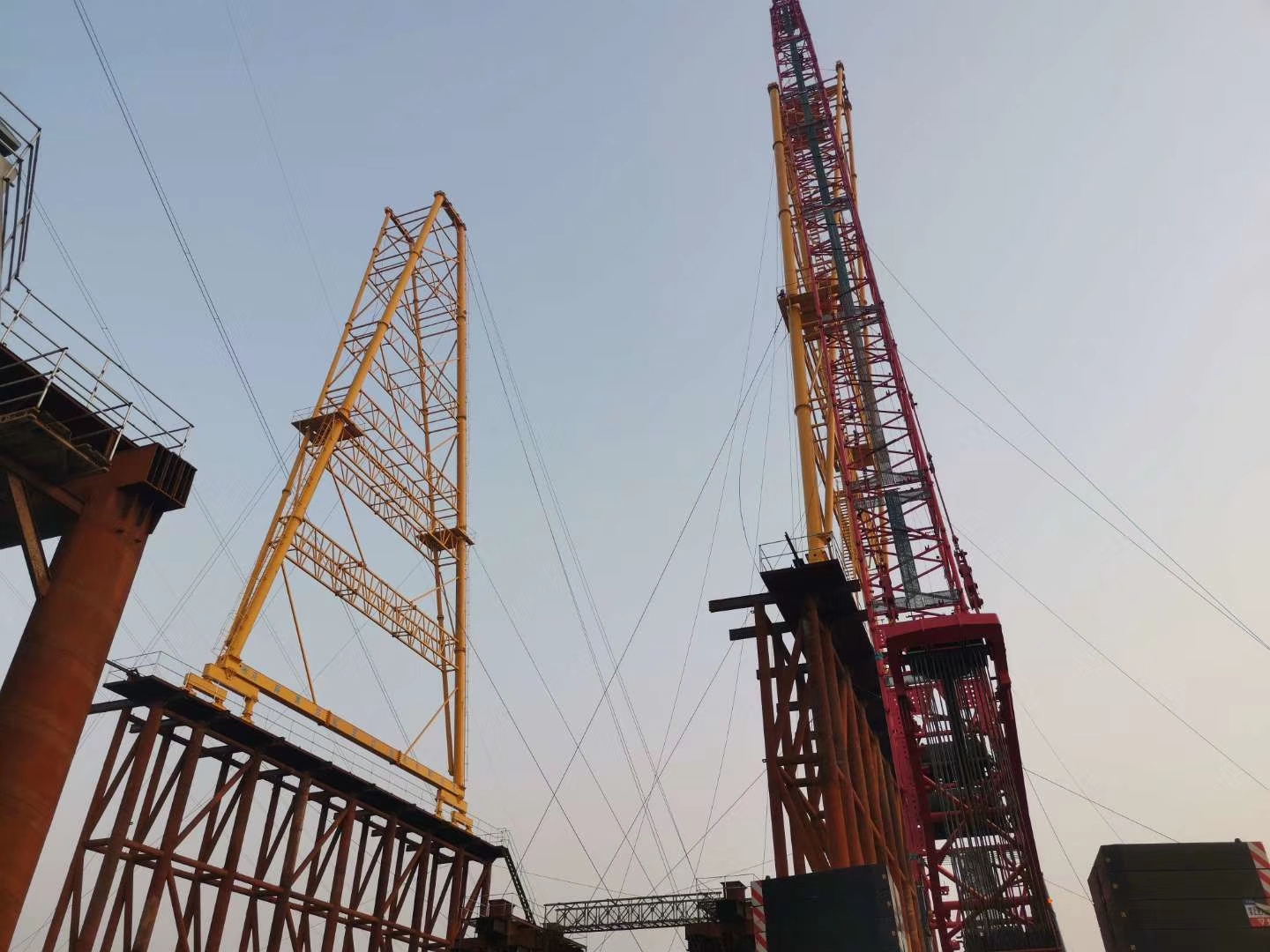 中交二公局濟(jì)南跨黃河橋項(xiàng)目，MG120噸-36米跨-54米高龍門吊，